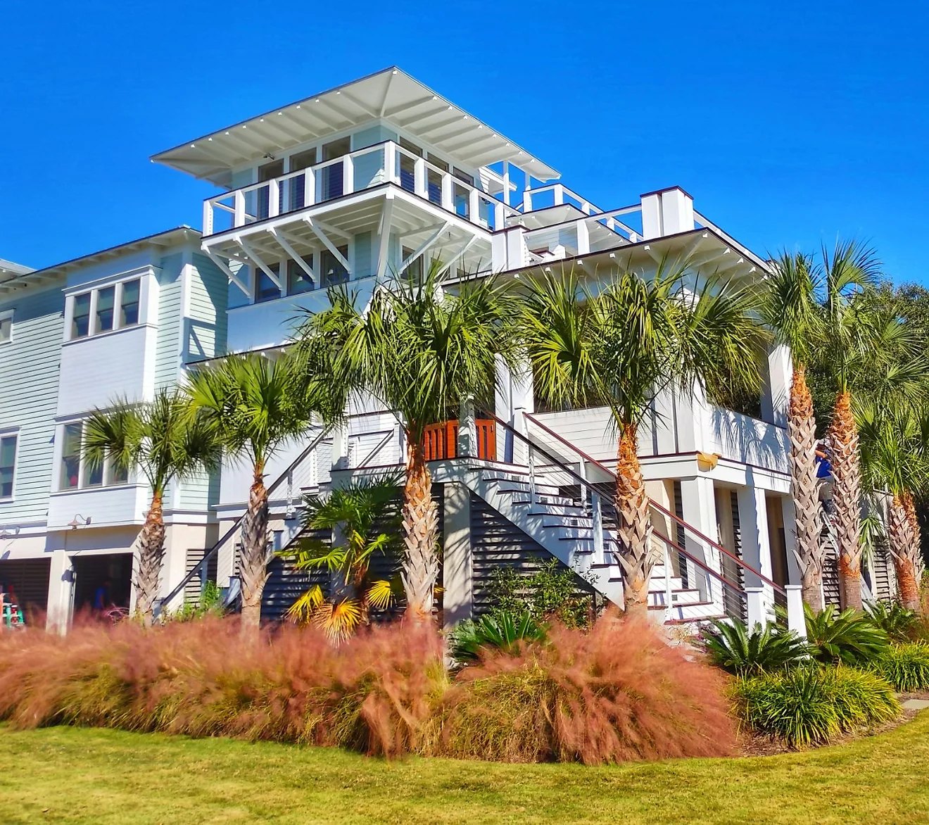 Palms Paradise Retreat, exterior painting